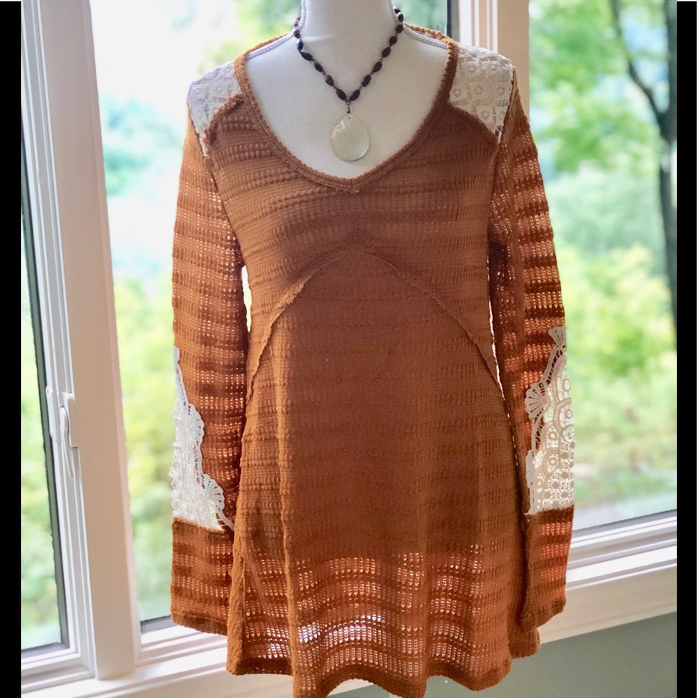 NEW! TUNIC WITH LACE ACCENTS SIZE SMALL AND LARGE - Picture 2 of 7